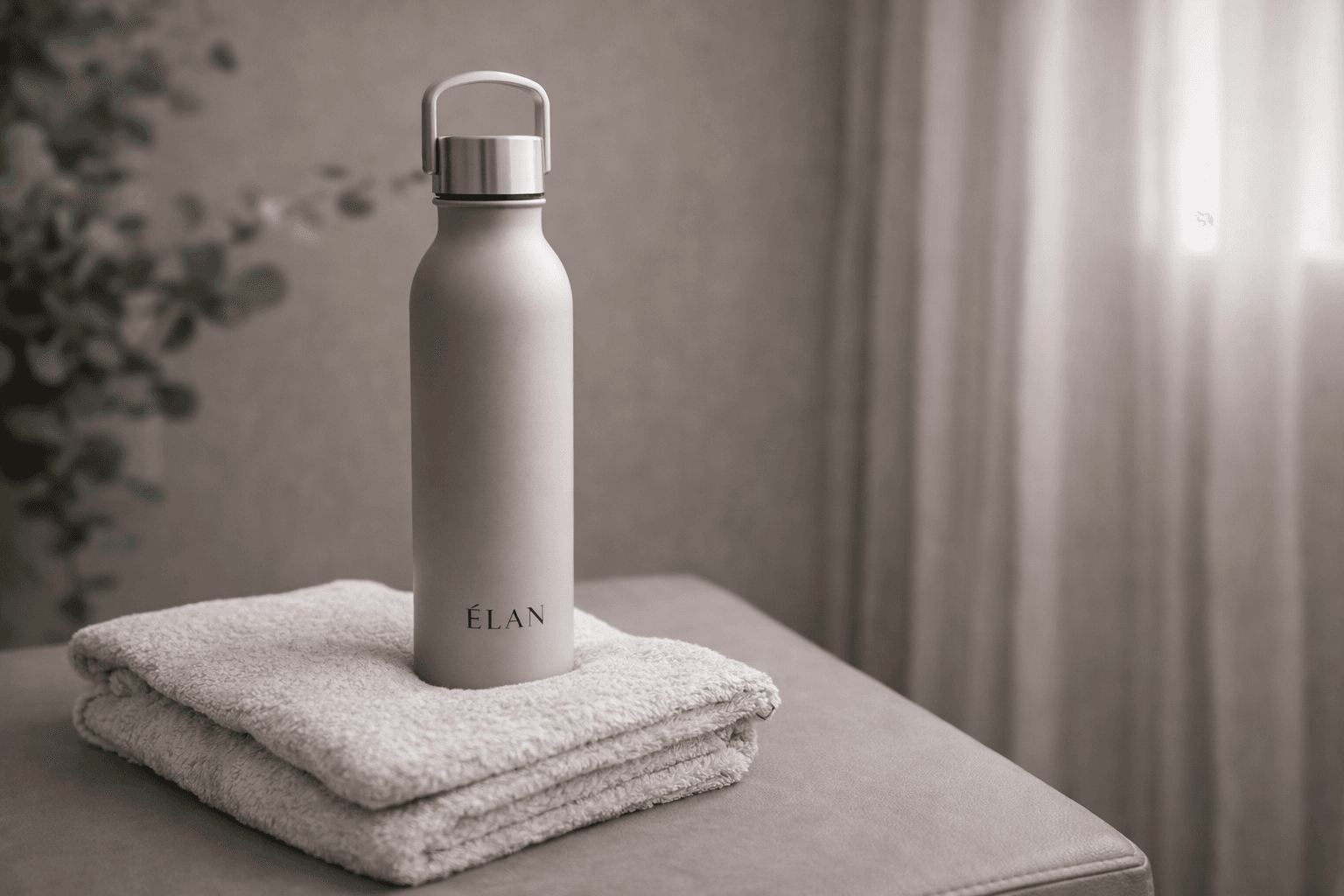 ELAN insulated studio bottle on folded towels